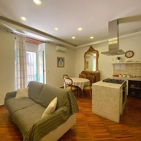 Trinita Degli Spagnoli House * Naples