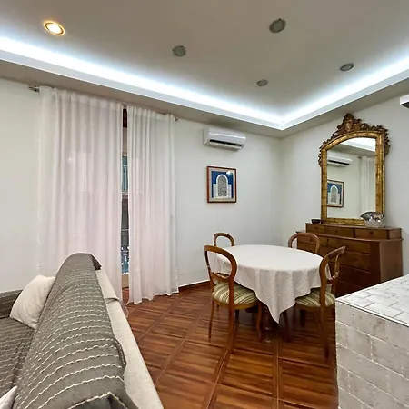 Trinita Degli Spagnoli House * Naples